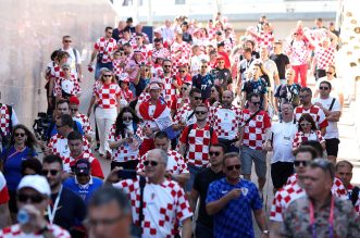 KATAR 2022 – Hrvatski navijači ispred hotela Hilton došli su pružiti podršku igračima KATAR 2022 – Hrvatski navijači ispred hotela Hilton došli su pružiti podršku igračima