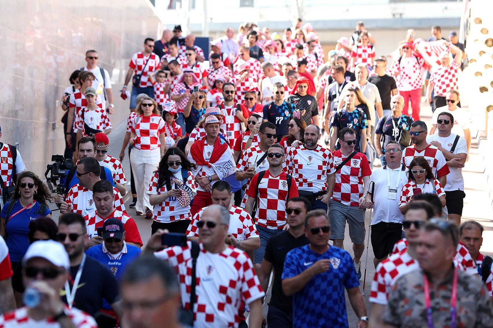 KATAR 2022 – Hrvatski navijači ispred hotela Hilton došli su pružiti podršku igračima KATAR 2022 – Hrvatski navijači ispred hotela Hilton došli su pružiti podršku igračima
