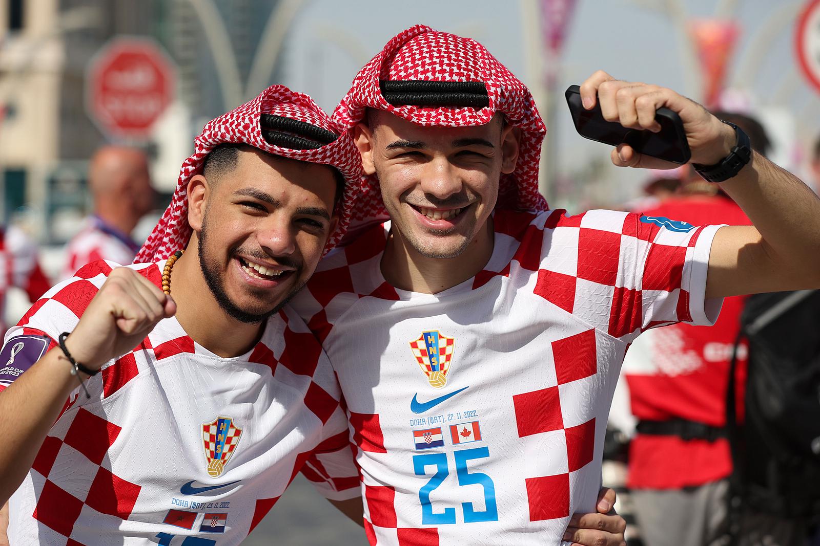 KATAR 2022 – Hrvatski navijači ispred hotela Hilton došli su pružiti podršku igračima KATAR 2022 – Hrvatski navijači ispred hotela Hilton došli su pružiti podršku igračima