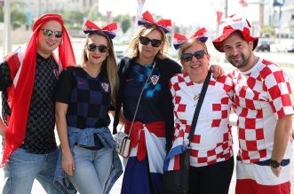 KATAR 2022 – Hrvatski navijači ispred hotela Hilton došli su pružiti podršku igračima KATAR 2022 – Hrvatski navijači ispred hotela Hilton došli su pružiti podršku igračima