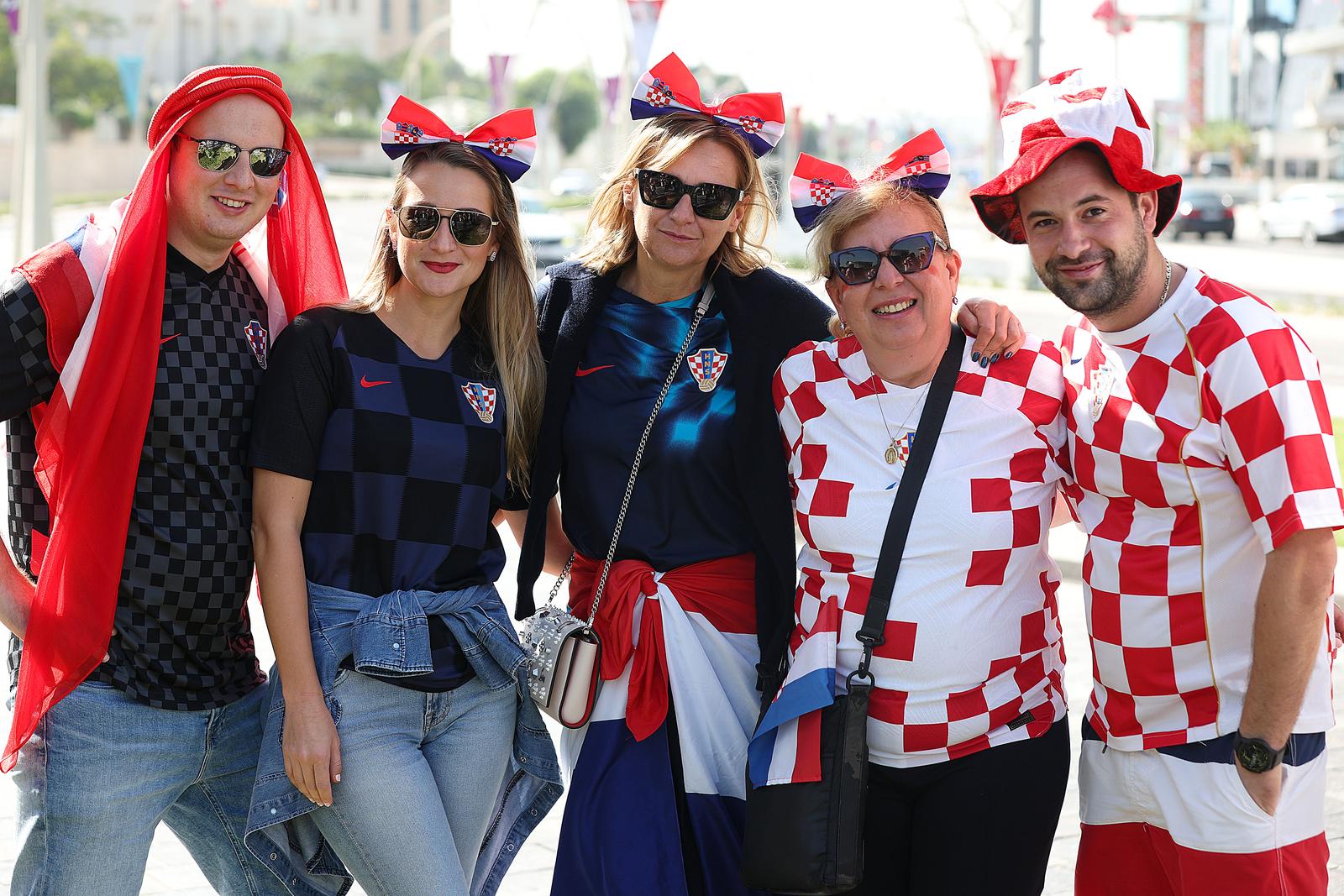 KATAR 2022 – Hrvatski navijači ispred hotela Hilton došli su pružiti podršku igračima KATAR 2022 – Hrvatski navijači ispred hotela Hilton došli su pružiti podršku igračima