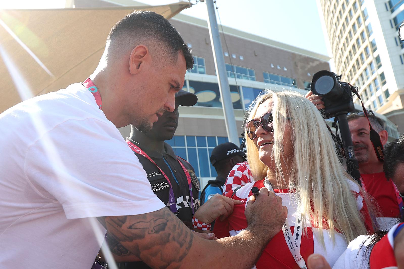 KATAR 2022 – Dejan Lovren i Lovro Majer podijelil autograme navijačima ispred hotela Hilton KATAR 2022 – Dejan Lovren i Lovro Majer podijelil autograme navijačima ispred hotela Hilton