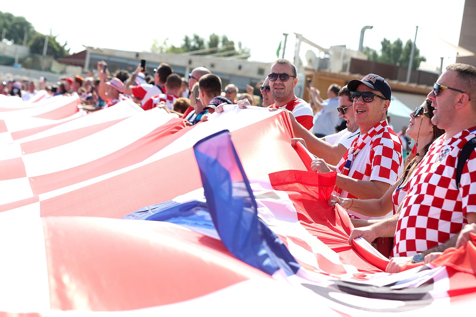 KATAR 2022 – Hrvatski navijači razvili zastavu dugu 200 metara ispred hotela Hilton KATAR 2022 – Hrvatski navijači razvili zastavu dugu 200 metara ispred hotela Hilton