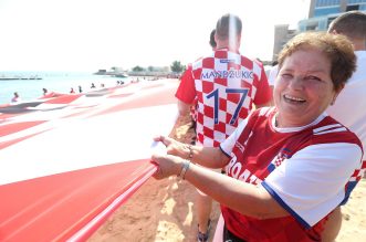 KATAR 2022 – Hrvatski navijači razvili zastavu dugu 200 metara ispred hotela Hilton KATAR 2022 – Hrvatski navijači razvili zastavu dugu 200 metara ispred hotela Hilton