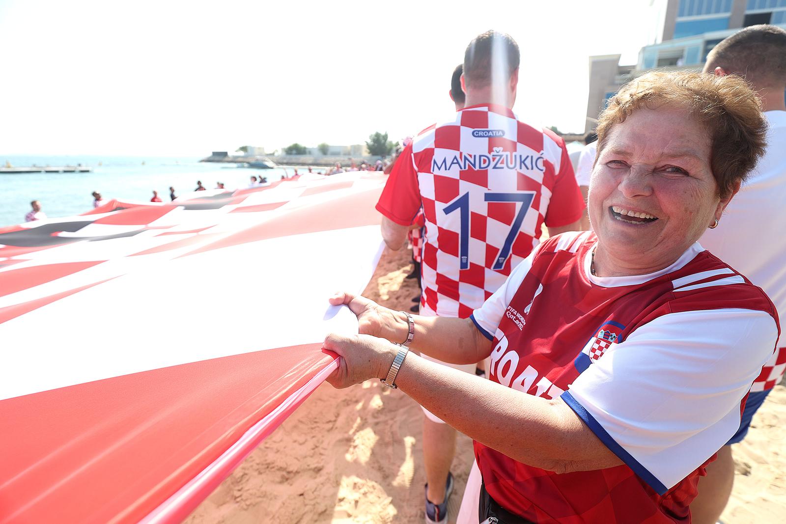 KATAR 2022 – Hrvatski navijači razvili zastavu dugu 200 metara ispred hotela Hilton KATAR 2022 – Hrvatski navijači razvili zastavu dugu 200 metara ispred hotela Hilton