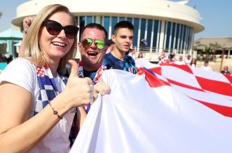 KATAR 2022 – Hrvatski navijači razvili zastavu dugu 200 metara ispred hotela Hilton KATAR 2022 – Hrvatski navijači razvili zastavu dugu 200 metara ispred hotela Hilton