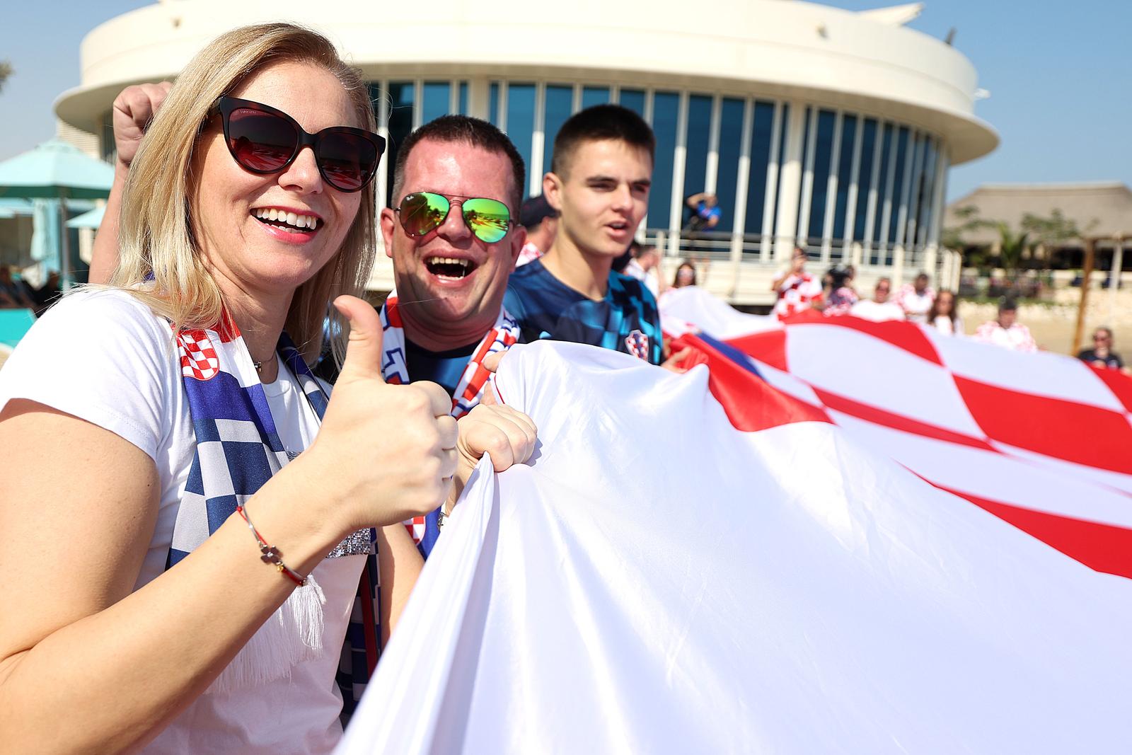 KATAR 2022 – Hrvatski navijači razvili zastavu dugu 200 metara ispred hotela Hilton KATAR 2022 – Hrvatski navijači razvili zastavu dugu 200 metara ispred hotela Hilton