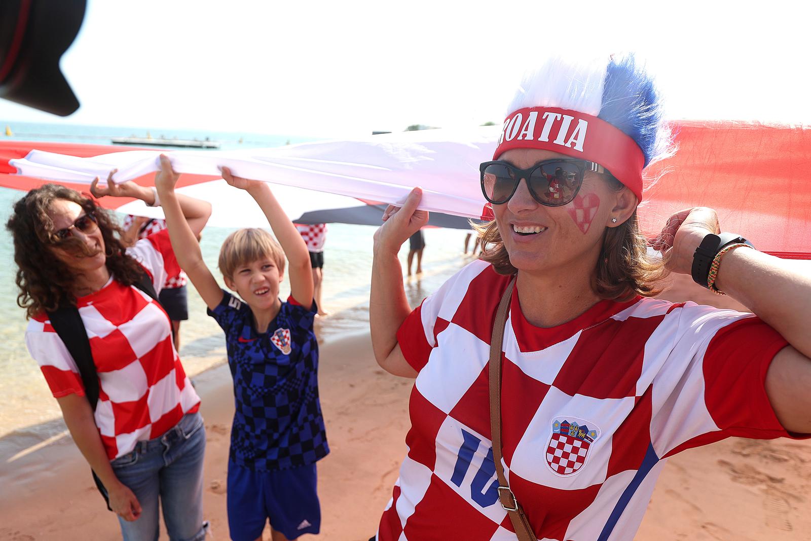 KATAR 2022 – Hrvatski navijači razvili zastavu dugu 200 metara ispred hotela Hilton KATAR 2022 – Hrvatski navijači razvili zastavu dugu 200 metara ispred hotela Hilton