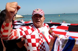 KATAR 2022 – Hrvatski navijači razvili zastavu dugu 200 metara ispred hotela Hilton KATAR 2022 – Hrvatski navijači razvili zastavu dugu 200 metara ispred hotela Hilton