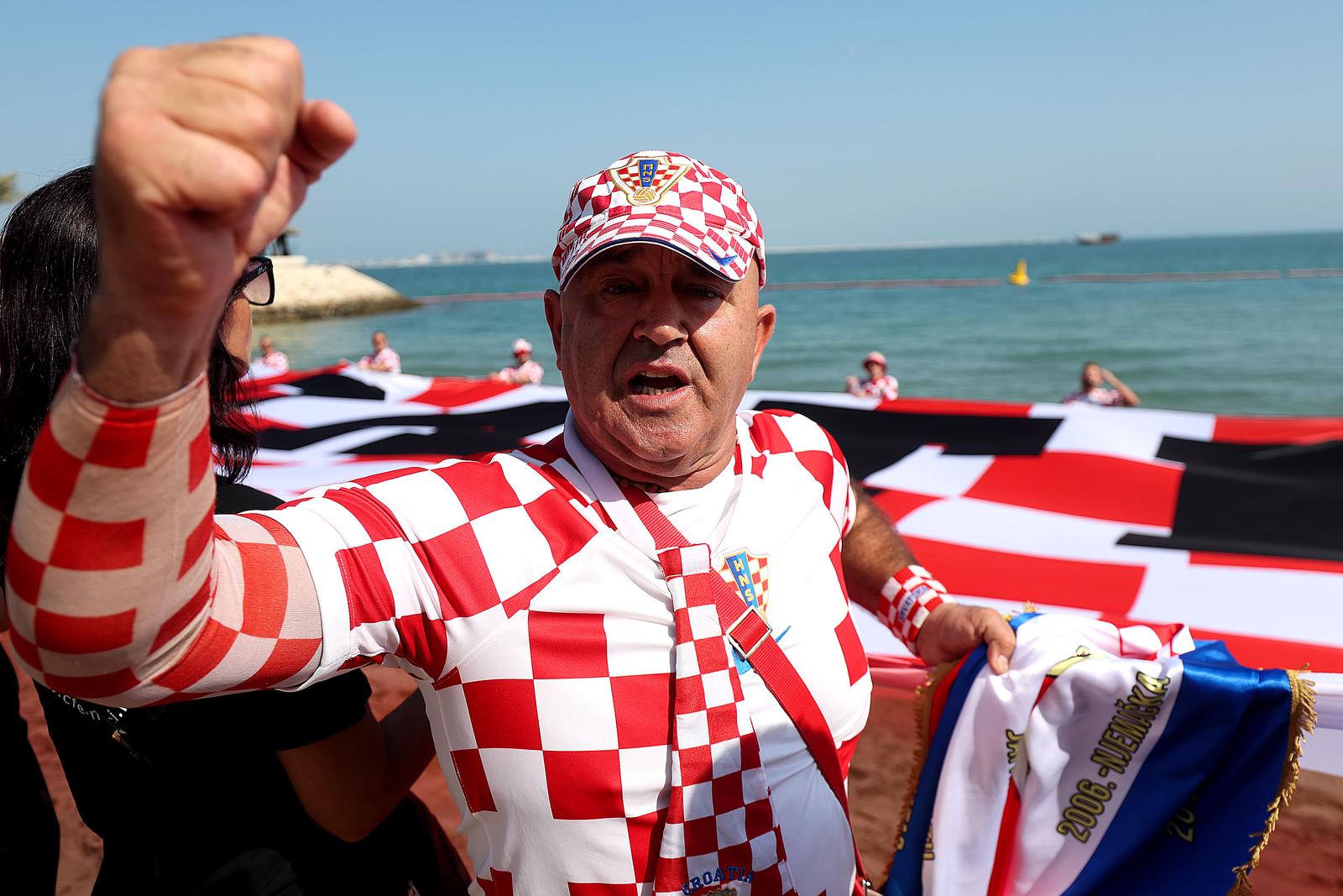 KATAR 2022 – Hrvatski navijači razvili zastavu dugu 200 metara ispred hotela Hilton KATAR 2022 – Hrvatski navijači razvili zastavu dugu 200 metara ispred hotela Hilton