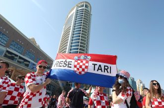 KATAR 2022 – Hrvatski navijači razvili zastavu dugu 200 metara ispred hotela Hilton KATAR 2022 – Hrvatski navijači razvili zastavu dugu 200 metara ispred hotela Hilton