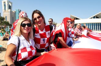 KATAR 2022 – Hrvatski navijači razvili zastavu dugu 200 metara ispred hotela Hilton KATAR 2022 – Hrvatski navijači razvili zastavu dugu 200 metara ispred hotela Hilton