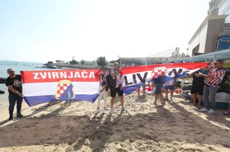 KATAR 2022 – Hrvatski navijači razvili zastavu dugu 200 metara ispred hotela Hilton KATAR 2022 – Hrvatski navijači razvili zastavu dugu 200 metara ispred hotela Hilton