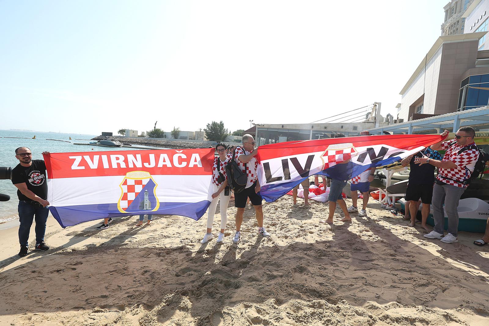 KATAR 2022 – Hrvatski navijači razvili zastavu dugu 200 metara ispred hotela Hilton KATAR 2022 – Hrvatski navijači razvili zastavu dugu 200 metara ispred hotela Hilton