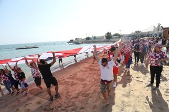 KATAR 2022 – Hrvatski navijači razvili zastavu dugu 200 metara ispred hotela Hilton KATAR 2022 – Hrvatski navijači razvili zastavu dugu 200 metara ispred hotela Hilton