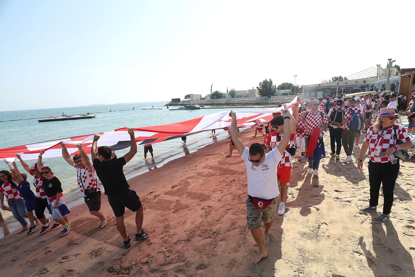KATAR 2022 – Hrvatski navijači razvili zastavu dugu 200 metara ispred hotela Hilton KATAR 2022 – Hrvatski navijači razvili zastavu dugu 200 metara ispred hotela Hilton