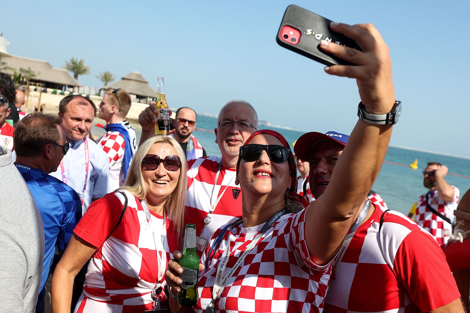 KATAR 2022 – Hrvatska reprezentacija podijelila pive navijačima koje su nestale u kratkom roku KATAR 2022 – Hrvatska reprezentacija podijelila pive navijačima koje su nestale u kratkom roku