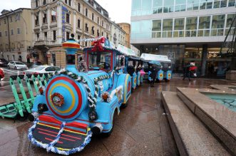 Rijeka: Vlakić Djeda Mraza stigao je uoči blagdana na Korzo Rijeka: Vlakić Djeda Mraza stigao je uoči blagdana na Korzo