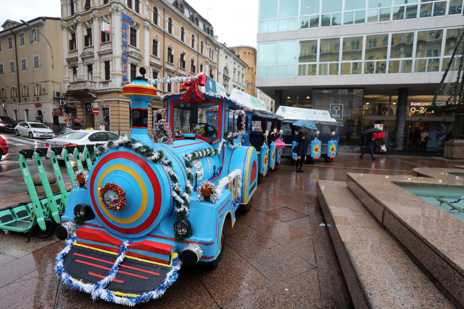Rijeka: Vlakić Djeda Mraza stigao je uoči blagdana na Korzo Rijeka: Vlakić Djeda Mraza stigao je uoči blagdana na Korzo