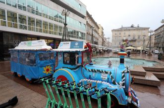 Rijeka: Vlakić Djeda Mraza stigao je uoči blagdana na Korzo Rijeka: Vlakić Djeda Mraza stigao je uoči blagdana na Korzo