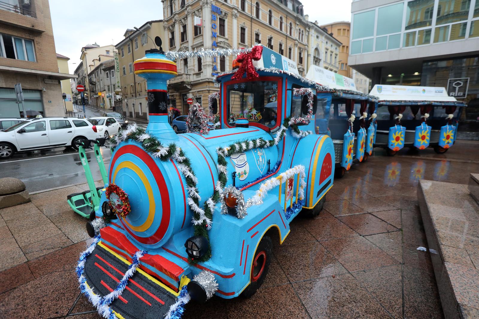 Rijeka: Vlakić Djeda Mraza stigao je uoči blagdana na Korzo Rijeka: Vlakić Djeda Mraza stigao je uoči blagdana na Korzo