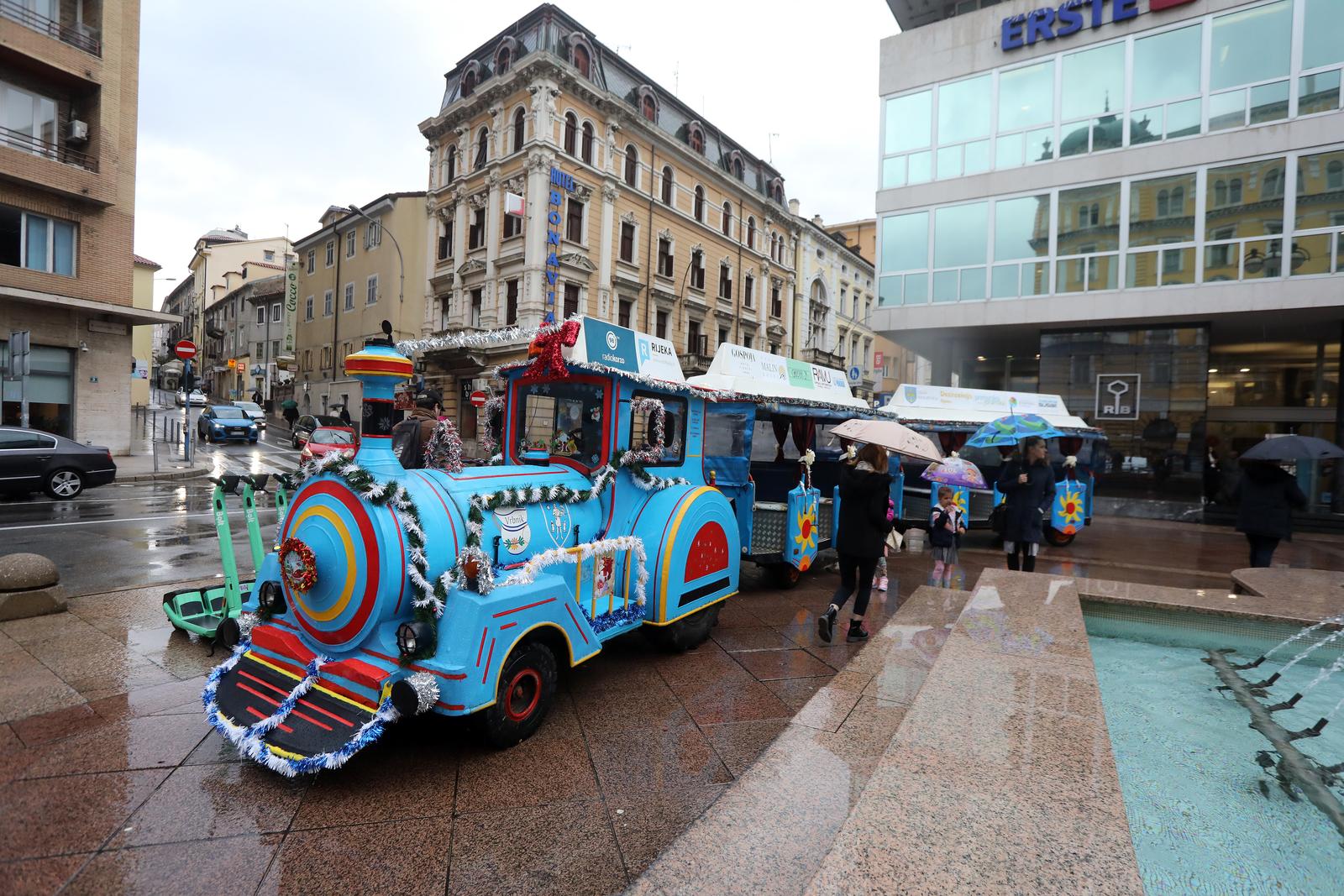 Rijeka: Vlakić Djeda Mraza stigao je uoči blagdana na Korzo Rijeka: Vlakić Djeda Mraza stigao je uoči blagdana na Korzo