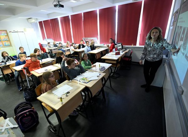 Zagreb: Djevojčica Noela Vincek nastavu prati uz pomoć prevoditeljice znakovnog jezika