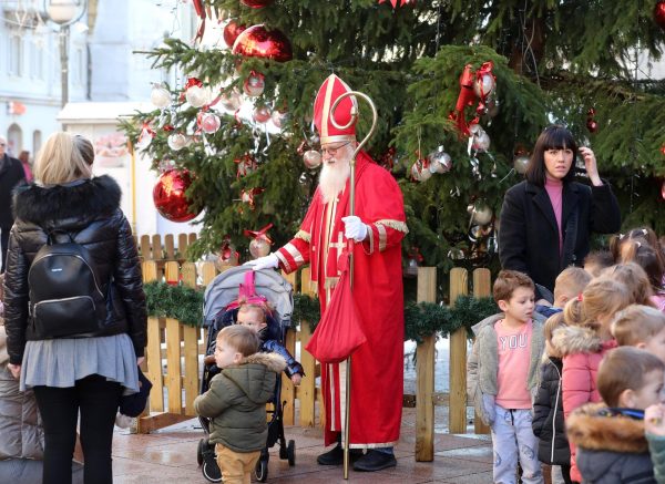 Rijeka: Sveti Nikola na Korzu uveseljavao najmlađe