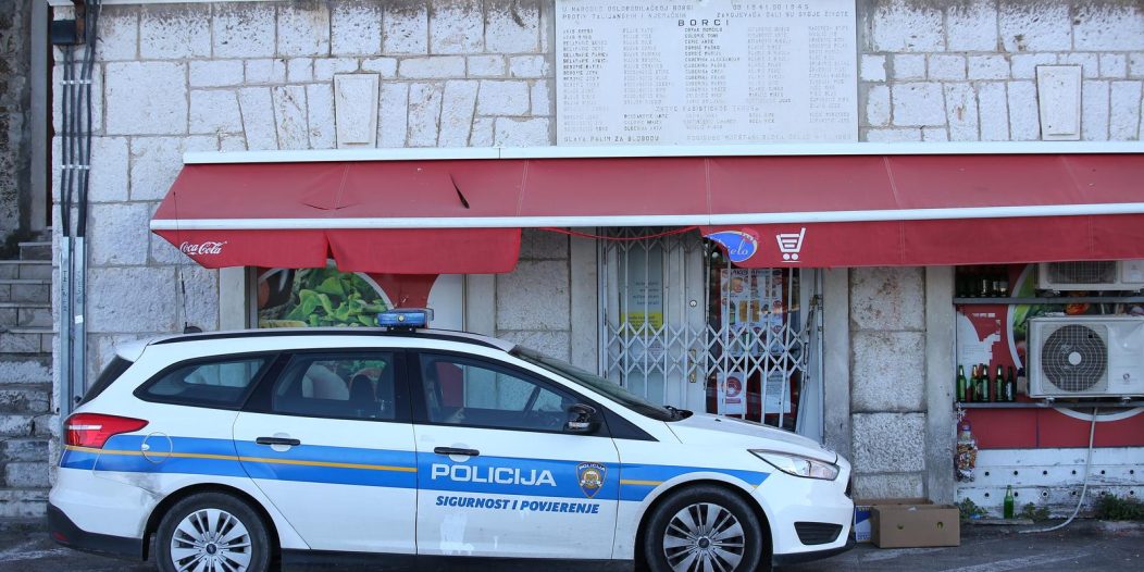 Šiibenik: Policija čuva trgovinu u koju je jučer provaljeno Šiibenik: Policija čuva trgovinu u koju je jučer provaljeno