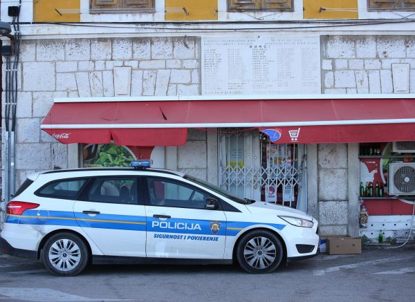 Šiibenik: Policija čuva trgovinu u koju je jučer provaljeno