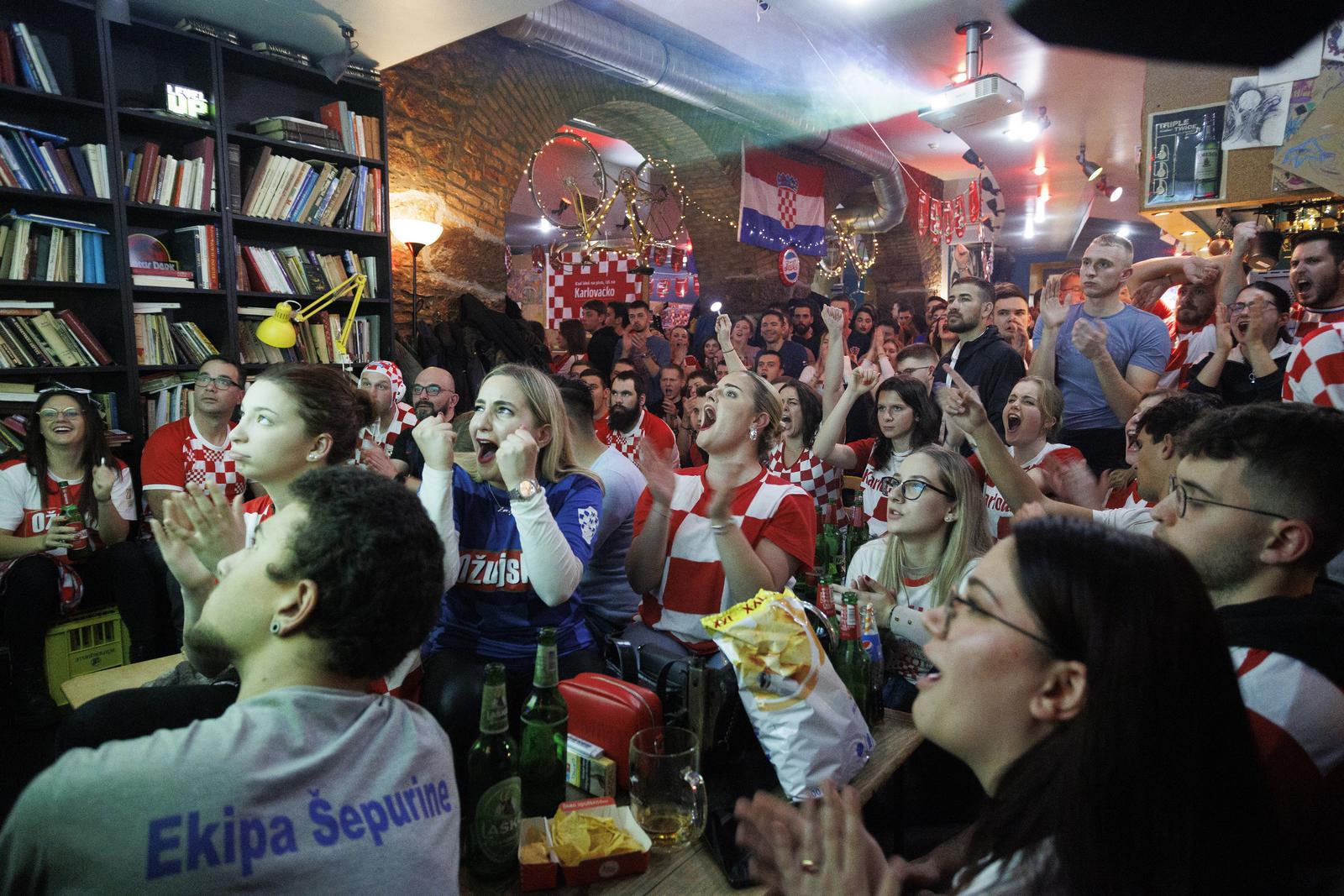 Navijači u Rijeci prate utakmicu Hrvatske i Brazila Navijači u Rijeci prate utakmicu Hrvatske i Brazila