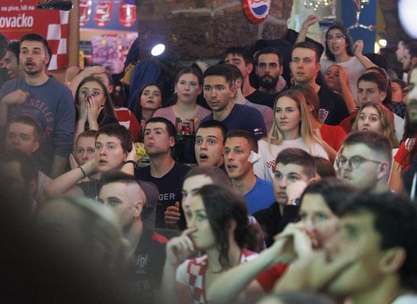 Navijači u Rijeci prate utakmicu Hrvatske i Brazila