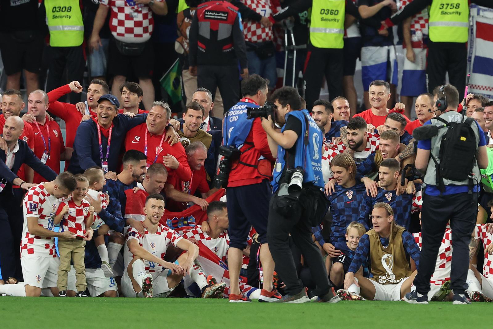 KATAR 2022 – Hrvatski igra?i fotografirali su se zajedno s ?lanovima obitelji
