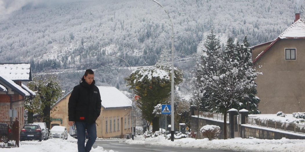 Vrbovsko: Novi snijeg nije zadao problema u prometu, dok su građani uživali u šetnji Vrbovsko: Novi snijeg nije zadao problema u prometu, dok su građani uživali u šetnji