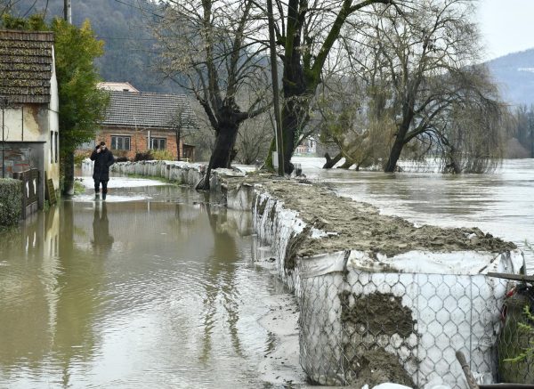 Dio Hrvatske Kostajnice pod vodom, izlila se rijeka Una