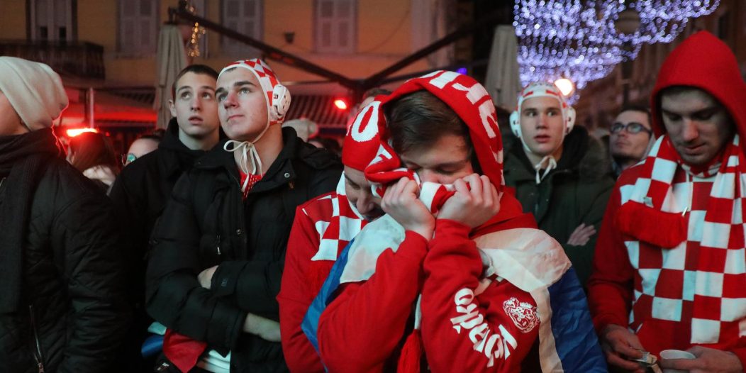 Rijeka: Navija?i na Korzu nakon poraza Hrvatske Rijeka: Navija?i na Korzu nakon poraza Hrvatske