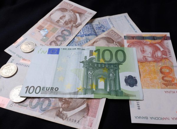 Kuna će biti zamijenjena eurom po fiksnom tečaju konverzije koji iznosi 7,53450 kuna za 1 euro