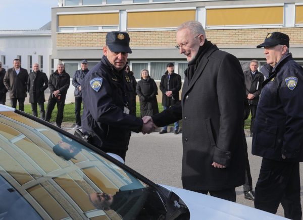 Zagreb: Primopredaja policijskih vozila