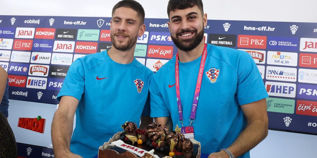 KATAR 2022 – Nakon konferencije Gvardiol i Kramarić se fotografirali s novinarima i podijelili tortu KATAR 2022 – Nakon konferencije Gvardiol i Kramarić se fotografirali s novinarima i podijelili tortu
