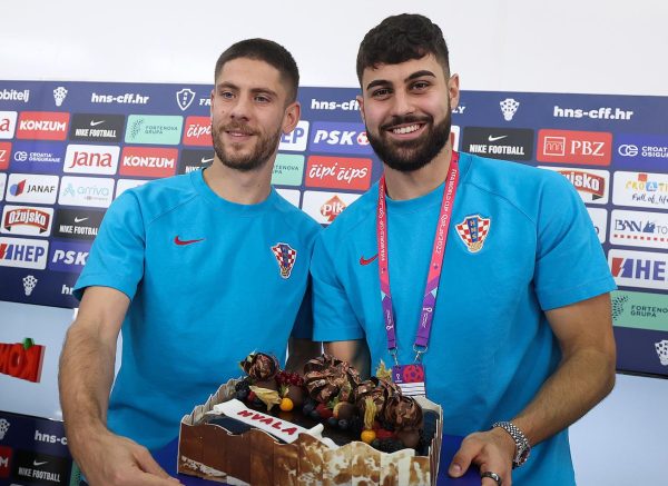 KATAR 2022 – Nakon konferencije Gvardiol i Kramarić se fotografirali s novinarima i podijelili tortu