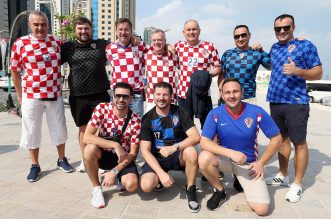 KATAR 2022 Hrvatski navijači po zadnji put razvukli najveću zastavu ispred hotela Vatrenih KATAR 2022 Hrvatski navijači po zadnji put razvukli najveću zastavu ispred hotela Vatrenih