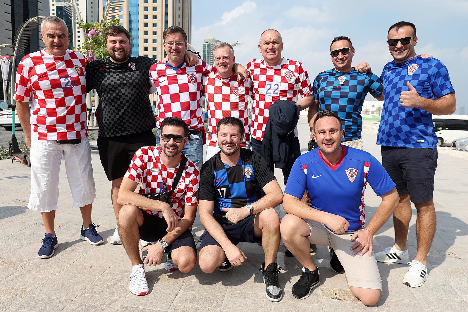 KATAR 2022 Hrvatski navijači po zadnji put razvukli najveću zastavu ispred hotela Vatrenih KATAR 2022 Hrvatski navijači po zadnji put razvukli najveću zastavu ispred hotela Vatrenih