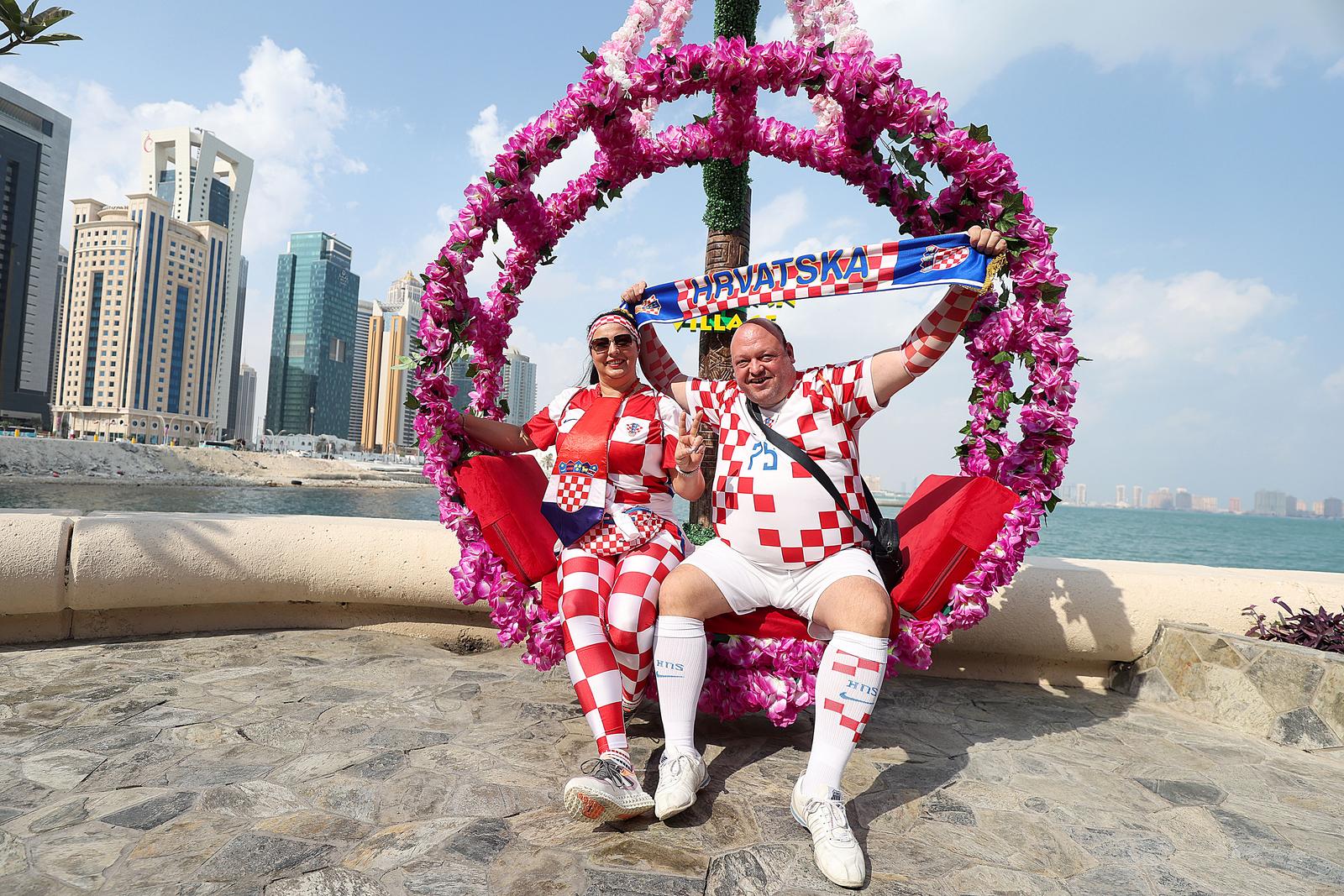 KATAR 2022 Hrvatski navijači po zadnji put razvukli najveću zastavu ispred hotela Vatrenih KATAR 2022 Hrvatski navijači po zadnji put razvukli najveću zastavu ispred hotela Vatrenih