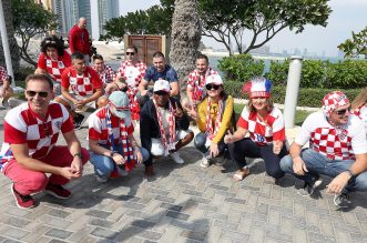 KATAR 2022 Hrvatski navijači po zadnji put razvukli najveću zastavu ispred hotela Vatrenih KATAR 2022 Hrvatski navijači po zadnji put razvukli najveću zastavu ispred hotela Vatrenih