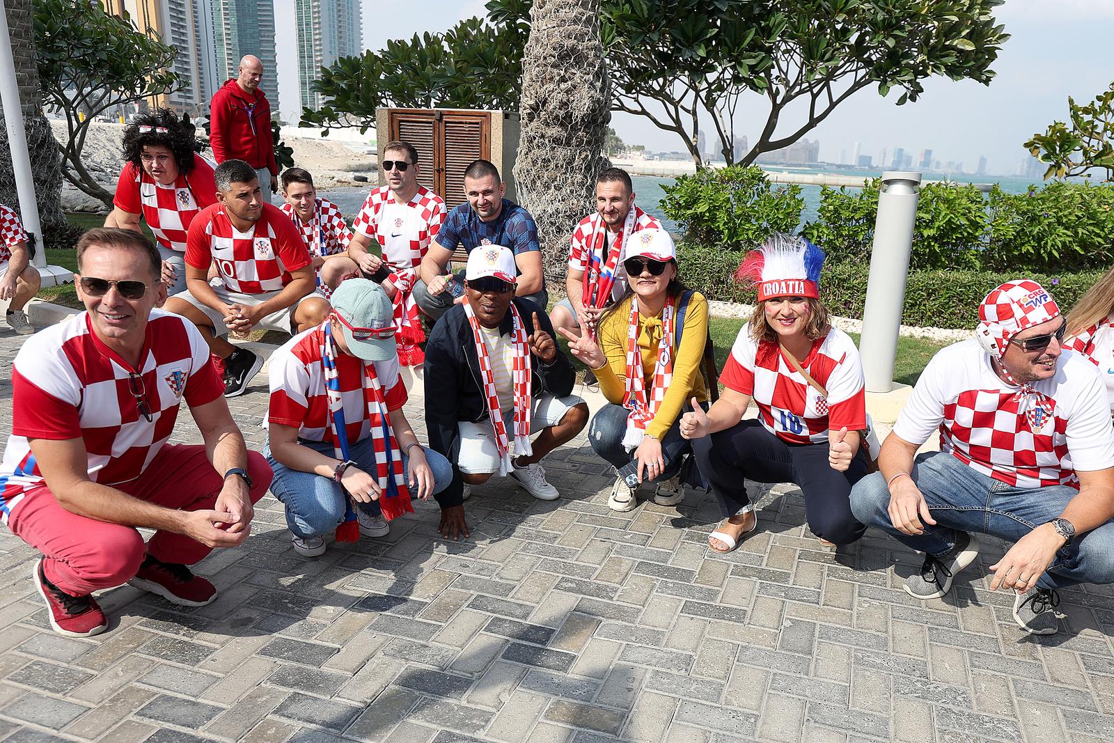 KATAR 2022 Hrvatski navijači po zadnji put razvukli najveću zastavu ispred hotela Vatrenih KATAR 2022 Hrvatski navijači po zadnji put razvukli najveću zastavu ispred hotela Vatrenih