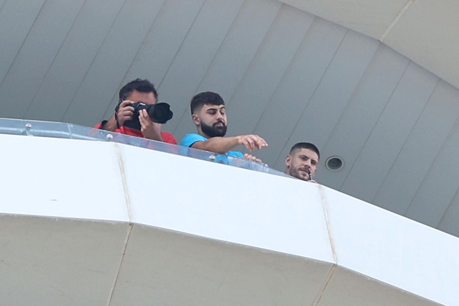 KATAR 2022 Hrvatski navijači po zadnji put razvukli najveću zastavu ispred hotela Vatrenih KATAR 2022 Hrvatski navijači po zadnji put razvukli najveću zastavu ispred hotela Vatrenih