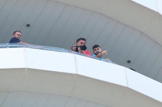 KATAR 2022 Hrvatski navijači po zadnji put razvukli najveću zastavu ispred hotela Vatrenih KATAR 2022 Hrvatski navijači po zadnji put razvukli najveću zastavu ispred hotela Vatrenih