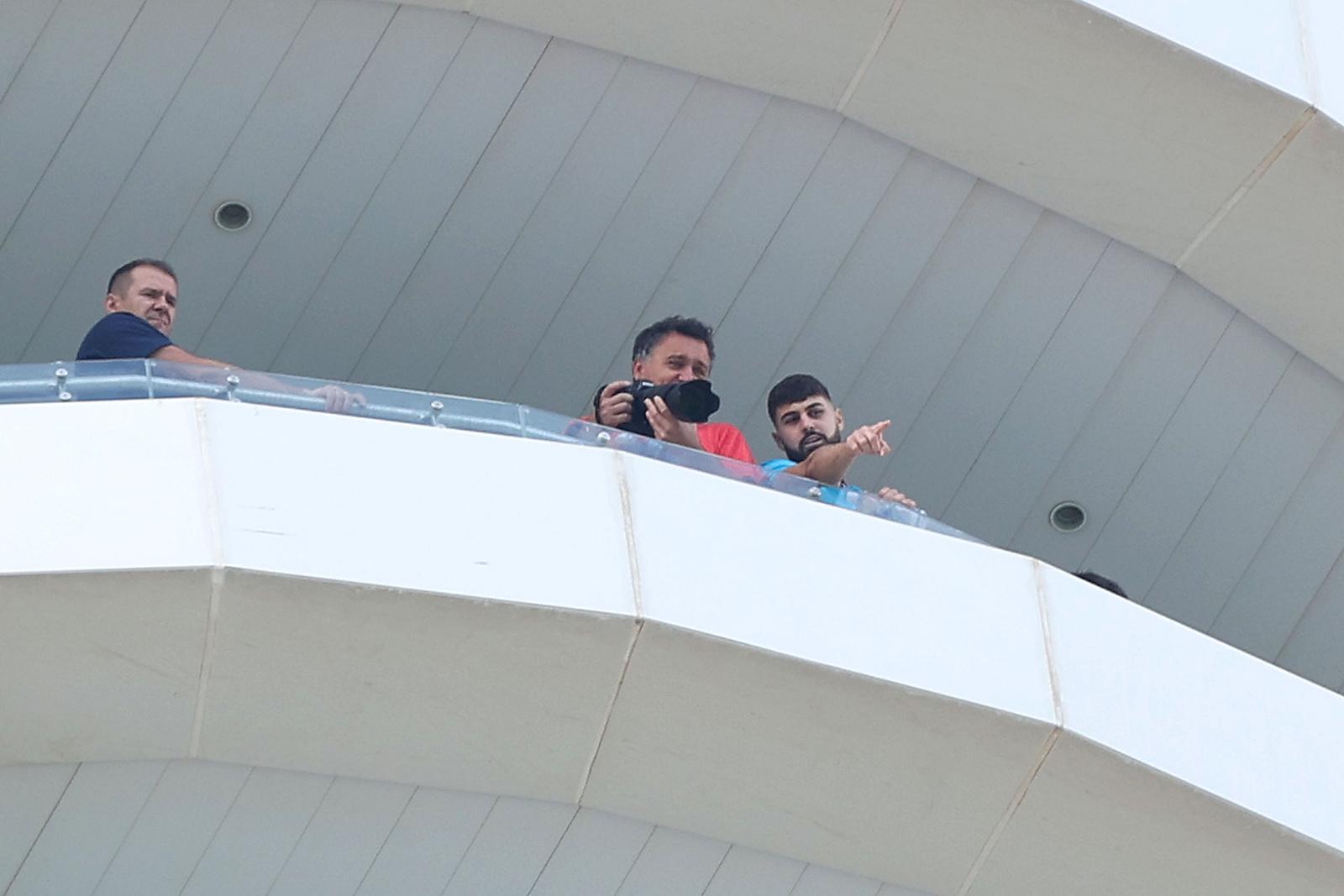 KATAR 2022 Hrvatski navijači po zadnji put razvukli najveću zastavu ispred hotela Vatrenih KATAR 2022 Hrvatski navijači po zadnji put razvukli najveću zastavu ispred hotela Vatrenih