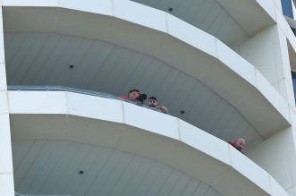 KATAR 2022 Hrvatski navijači po zadnji put razvukli najveću zastavu ispred hotela Vatrenih KATAR 2022 Hrvatski navijači po zadnji put razvukli najveću zastavu ispred hotela Vatrenih