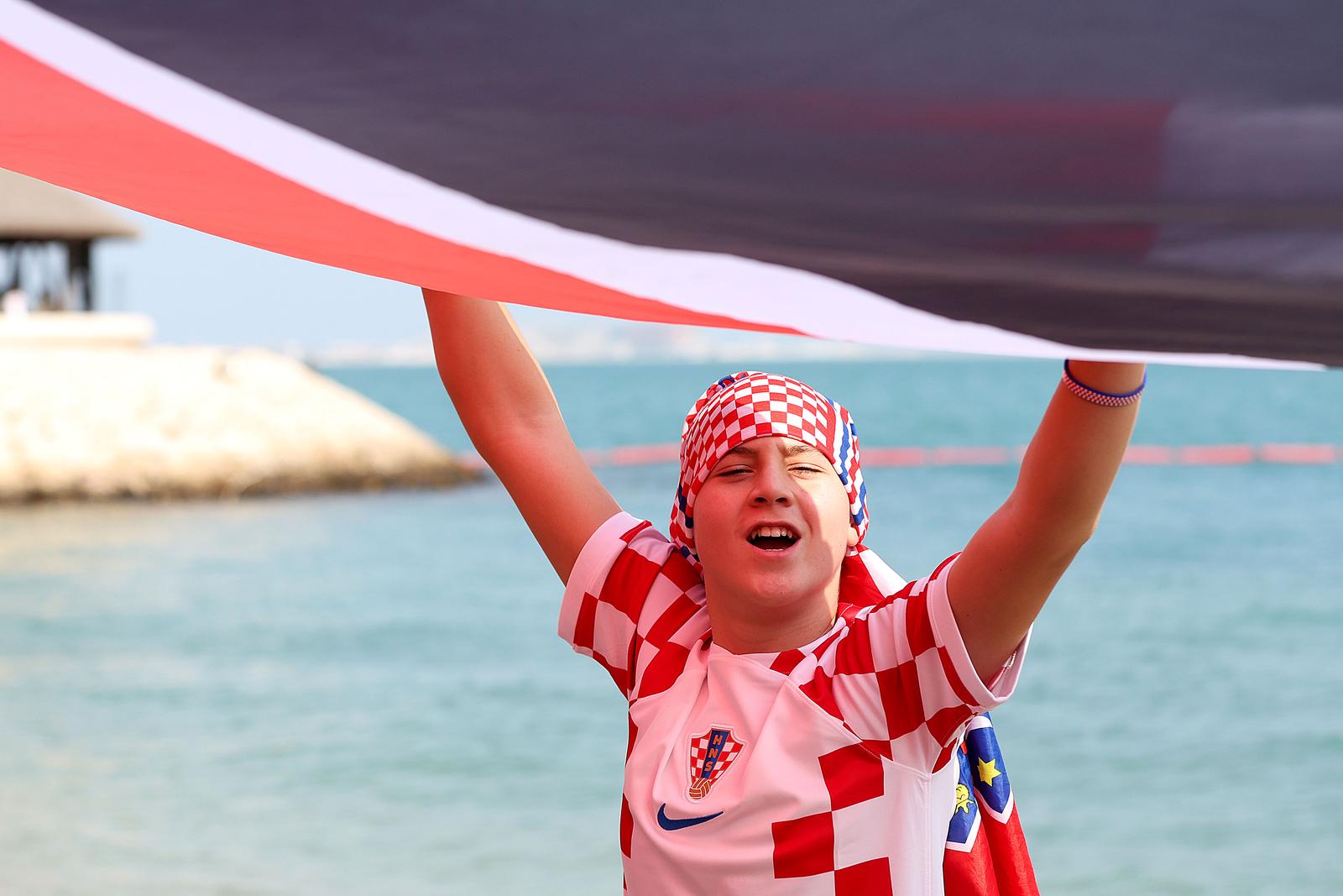 KATAR 2022 Hrvatski navijači po zadnji put razvukli najveću zastavu ispred hotela Vatrenih KATAR 2022 Hrvatski navijači po zadnji put razvukli najveću zastavu ispred hotela Vatrenih